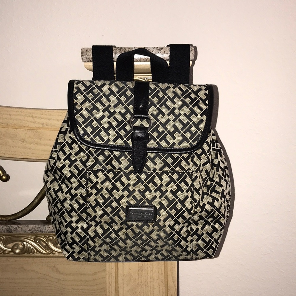 Tommy Hilfiger Medium Signature Backpack